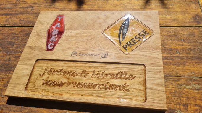 Passe-monnaie en chêne massif finition résine ciré