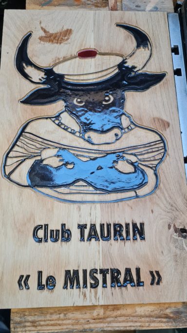 Panneau en bois représentant un taureau avec une casquette de marin, intitulé "Club TAURIN - Le Mistral".