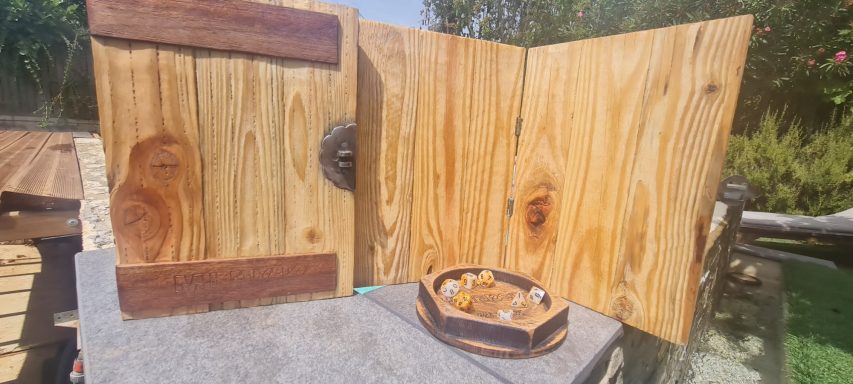 Écran de maître de jeux en pin recyclé et sa piste à dès chêne massif